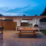 فيلة Dandelion Stone House