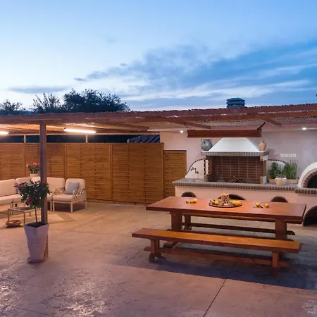 Dandelion Stone House Villa